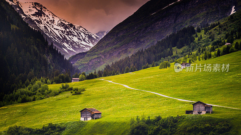 春季在阿尔卑斯山的干草和农场- Val d'Isère, Vanoise -法国阿尔卑斯山